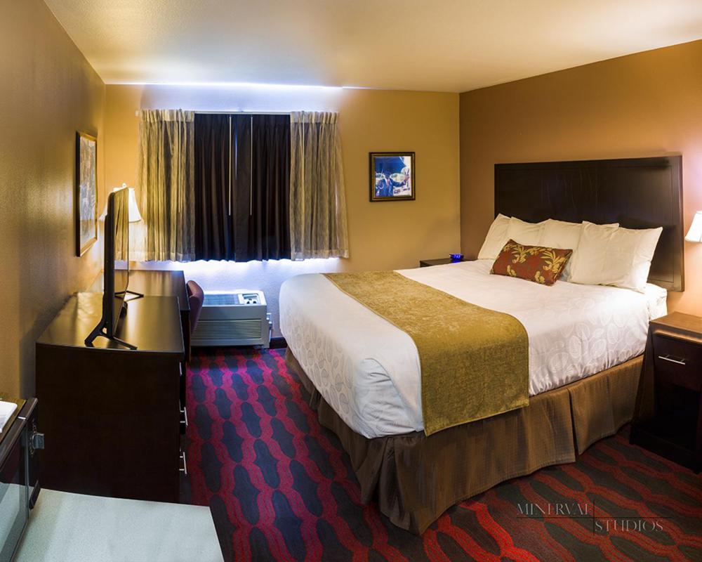 One Queen Bed Non-Smoking interior